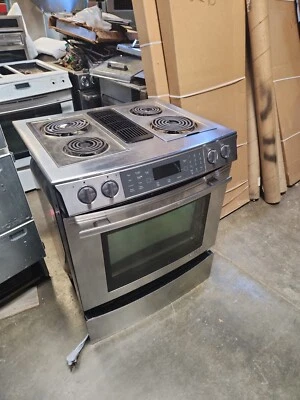 Jenn Air Downdraft Gama Inoxidable con Bobinas y Unidad Parrilla Foto 1 de 3