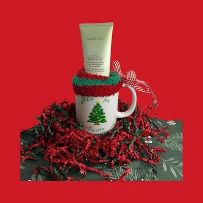 Crema para pies Mary Kay Mint Bliss con calcetines cómodos y taza de Navidad Foto 1 de 2