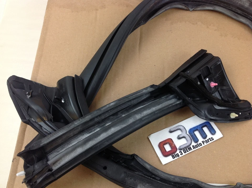 Faixa de borracha para janela frontal lateral Ford Mustang LH nova OE AR3Z-6320709-A - Imagem 1 de 2