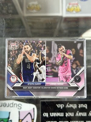2024 Topps Now MLS/Noche Olímpica, ¡Noche! Lionel Messi/Steph Curry #128 ¡EN MANO! Foto 1 de 2