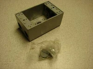 Caja resistente a la intemperie Hubbell 5322-0 de una sola banda de 4 1/2 pulgadas Hubbell 5322-0, gris - Imagen 1 de 4