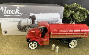 1 PRIMERA MARCHA MACK AC BULLDOG COMBUSTIBLE TANKER ESCALA 1/34 # 19-0023 SIN USAR EN CAJA - Imagen 1 de 11
