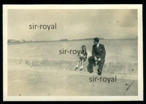 Cuxhaven 1933 - Filmfehler - Mann mit Sohn an der Kaimauer - 1930er - Foto 9x6cm - Bild 1 von 2