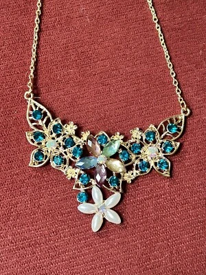 COLLAR BETSEY JOHNSON ROSA BLANCO Y AZUL RACIMO DE FLORES 20" Foto 1 de 4