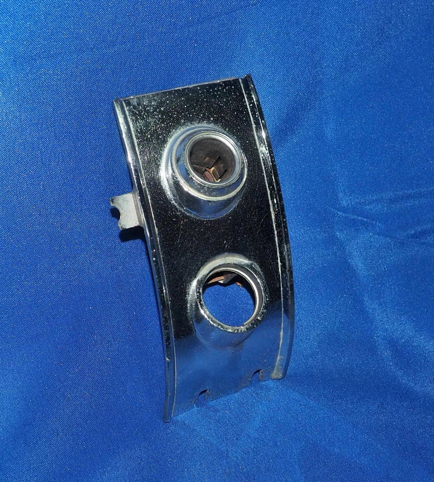 1953 Cadillac Series 62 Coupe painel interruptor botão moldura acabamento cromado fabricante de equipamento original - Imagem 1 de 4