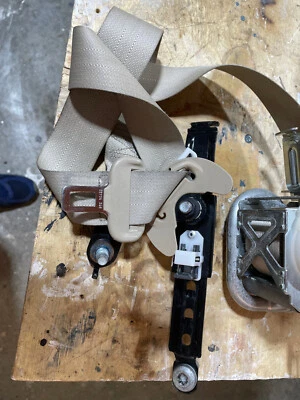 Cinturón de seguridad del lado del conductor Jeep Grand Cherokee 2011-2013 (gris) Foto 1 de 4