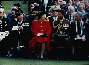 QUEEN BEATRIX aus den Niederlanden & PRINCE CHARLES - Original 35 mm FARBFOLIE - Bild 1 von 2
