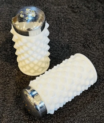 Vintage FENTON White Milk Glass Hobnail Salt Pepper Shakers Silver Chrome Lids Foto 1 de 4