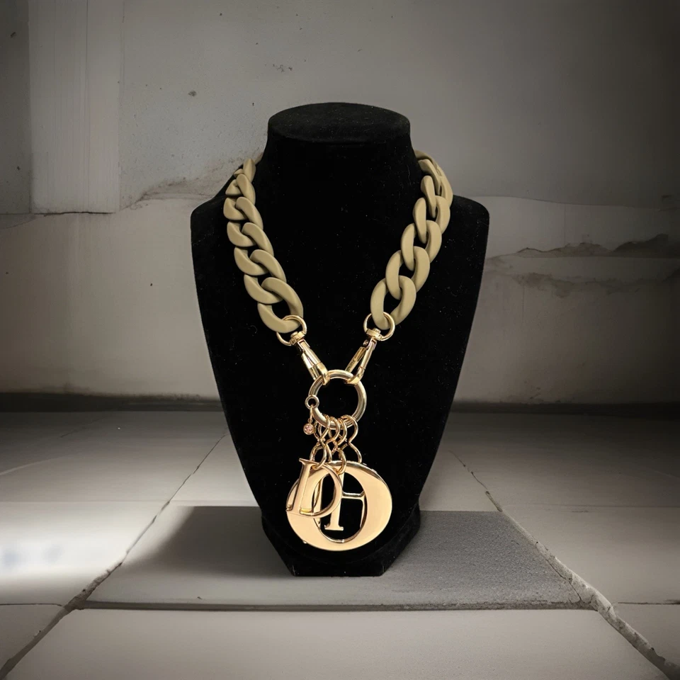 NUEVO Christian Dior Novedad Dijes Letras Doradas Sin Marca Gris Mate Cadena Foto 1 de 4