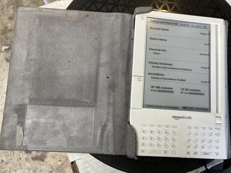 Amazon Kindle 1st Gen D00111 Version 1.0 New Battery 2GB SD Card No Cable Bundle - Image 1 of 4