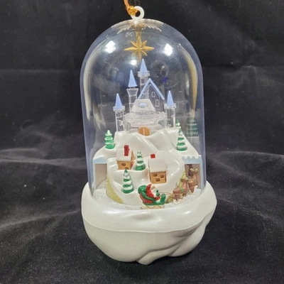 Castillo Mágico Avon Santas Adorno de Navidad Pueblo de Invierno Trineo Escena Cúpula Foto 1 de 4