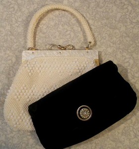 sabyaensacarhi velvet clutch