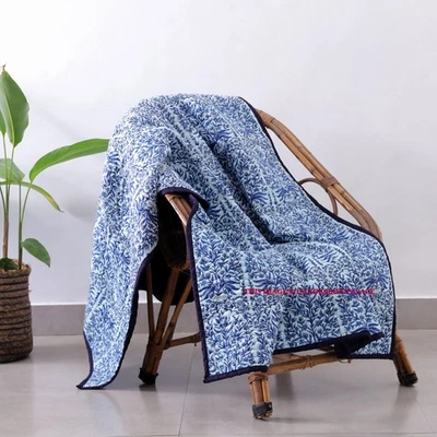 Manta acolchada de algodón indio hecha a mano azul estampado floral reversible ropa de cama Foto 1 de 4