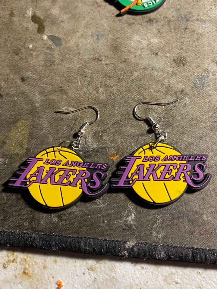 Pendientes colgantes con dije de zapato hechos a mano de Los Angeles Lakers Foto 1 de 1