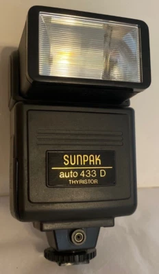 Sunpak Auto 433D Thyristor Flash For Canon Cameras - Image 1 of 3