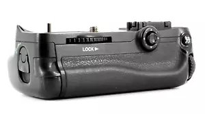 Genuine Nikon MB-D11 Battery Grip for Nikon D7000 - Picture 1 of 4