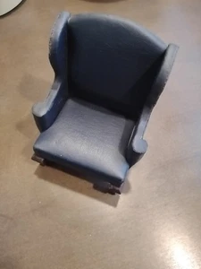 Poltrona casa delle bambole vintage in vinile blu 1:12 - Foto 1 di 8