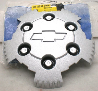 NEW 2004 - 2008 NOS Chevrolet Colorado Painted Silver OEM Center Cap P/N 9593994 - Изображение 1 из 4