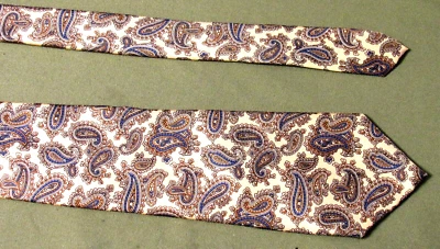 Gloria Vanderbilt Neck Tie Necktie 100% Silk Golden Cream Paisley Made in USA - Image 1 of 4
