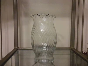 Jarrón de flores de vidrio transparente con patrón de remolino de colección 6 1/2" de alto - Imagen 1 de 3