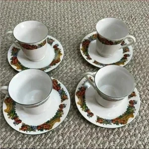 Domesticaciones | Juego de 4 tazas y platillos de Acción de Gracias | Tema Cornucopia de otoño - Imagen 1 de 7