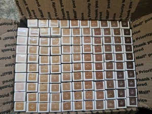 GloWish By Huda Beauty Correttore Trasparente Luce Brillante ~ Lotto di 108 - Foto 1 di 15