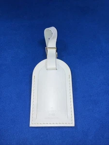 Autentica etichetta con nome Louis Vuitton grande in pelle bianca e ferramenta oro. - Foto 1 di 12