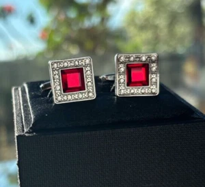 Schöne Vintage Manschettenknöpfe mit roten Edelsteinen in ausgefallenem silberfarbenem quadratischem Sockel - Bild 1 von 8