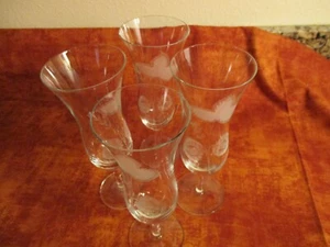 Vintage 1940s Set of 4, The Glasses of Fostoria etched leaves & strawberries - Picture 1 of 8