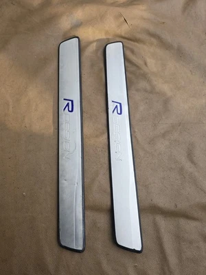 2 placas de umbral de puerta delanteras Volvo R Design plateadas de aluminio para Xc60 2013 2017  Foto 1 de 4