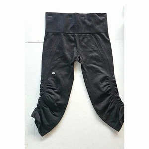 Leggings cortos de tiro alto para mujer Lululemon | Yoga y entrenamiento | Gris | Talla 2 Usados en Excelente Condición - Imagen 1 de 9