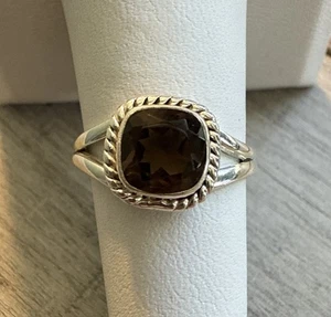 Anillo de plata esterlina corte cojín cuarzo ahumado cuerda marrón bisel de acento talla 8 - Imagen 1 de 7