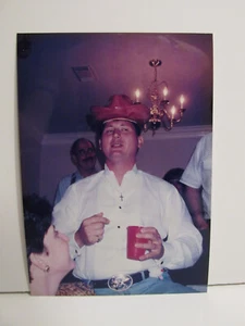 1980S VINTAGE FOUND PHOTOGRAPH COLOR ORIGINAL ART PHOTO FUNNY DRUNK MAN COWBOY - Picture 1 of 4