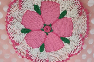 PRETTY HAND-CROCHETED Vintage DOILY 11" PINK & GREEN - Picture 1 of 5