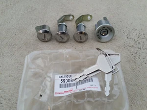 Toyota FJ40 FJ45 Land Cruiser 1979 - 1984 lock set NEW 69005-90316 - Picture 1 of 3