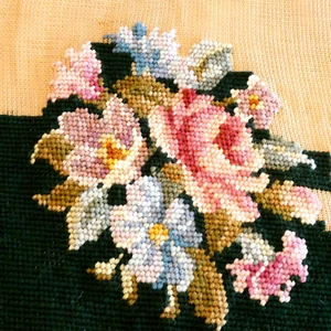 Cojín de lana de hilo de silla verde floral a punta de aguja grande parcialmente acabado de colección - Imagen 1 de 9