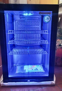 Flaschenkühlschrank mit Glastür, Kühlwürfel, Minibar, Schwarz-Weiß, LED, GCKW65 - Bild 1 von 7