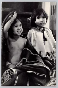 Postal de flores de lluvia para niños nativos americanos Blackfoot, Black Feet Nation de la década de 1950 - Imagen 1 de 3