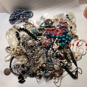 LOT 1. Costume Jewelry Lot 5.9 LBS Necklaces & MISC Vintage - Picture 1 of 9