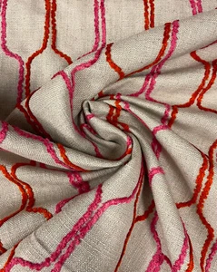 Bald verlassen: 12,5 Meter rosa & orange beige bestickt geometrisch Polsterstoff - Bild 1 von 11