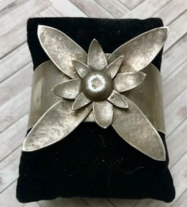 Brazalete de puño de flores de plata vintage hecho a mano - Imagen 1 de 8