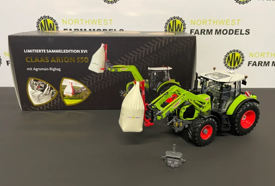 UNIVERSAL HOBBIES 6636 1:32 SCALE CLAAS ARION 550 WITH FRONT LOADER AND BAG"CORN - Image 1 of 1