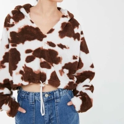 Urban Outfitters UO Acogedora sudadera con capucha de piel sintética con estampado de vaca talla pequeña Foto 1 de 4