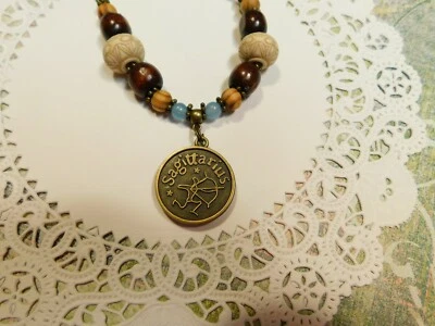 Collar de cuentas Sagitario de dos caras montura de latón, fianza fija, broche de langosta. Foto 1 de 4