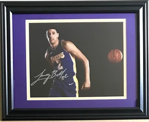Lonzo Ball Auténtico Firmado Autógrafo Nuevo Enmarcado LA Mate 8x10 Foto Auto Certificado de Autenticidad - Imagen 1 de 3