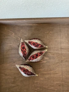 JUEGO DE 4 ADORNOS NAVIDEÑOS ORO BRILLO REMOLINO Y LÁGRIMA BORGOÑA 6” LARGO - Imagen 1 de 5