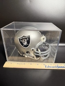 Oakland Raiders Miniaturhelm mit durchsichtiger Schutzhülle 7” x 6” - Bild 1 von 22