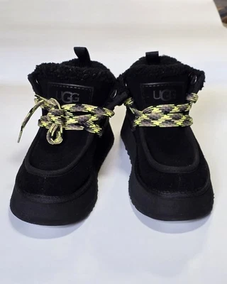 BOTINES UGG FUNKARRA CABIN CUFF GAMUZA NEGRA CON CORDONES PARA MUJER Talla 9  Foto 1 de 4