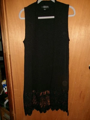 SEDA AGOSTO feminina tamanho médio. Colete de lã preto até o joelho, 9" renda na bainha - Imagem 1 de 4