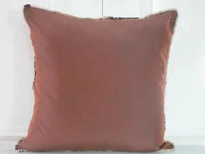 Housse de coussin marron en soie avec pasepoil à motifs 45 cms x 45 cms - Photo 1/4